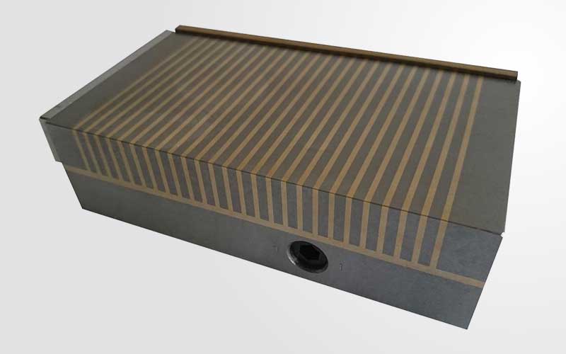 Middle pole rectangular permanent magnetic chuck